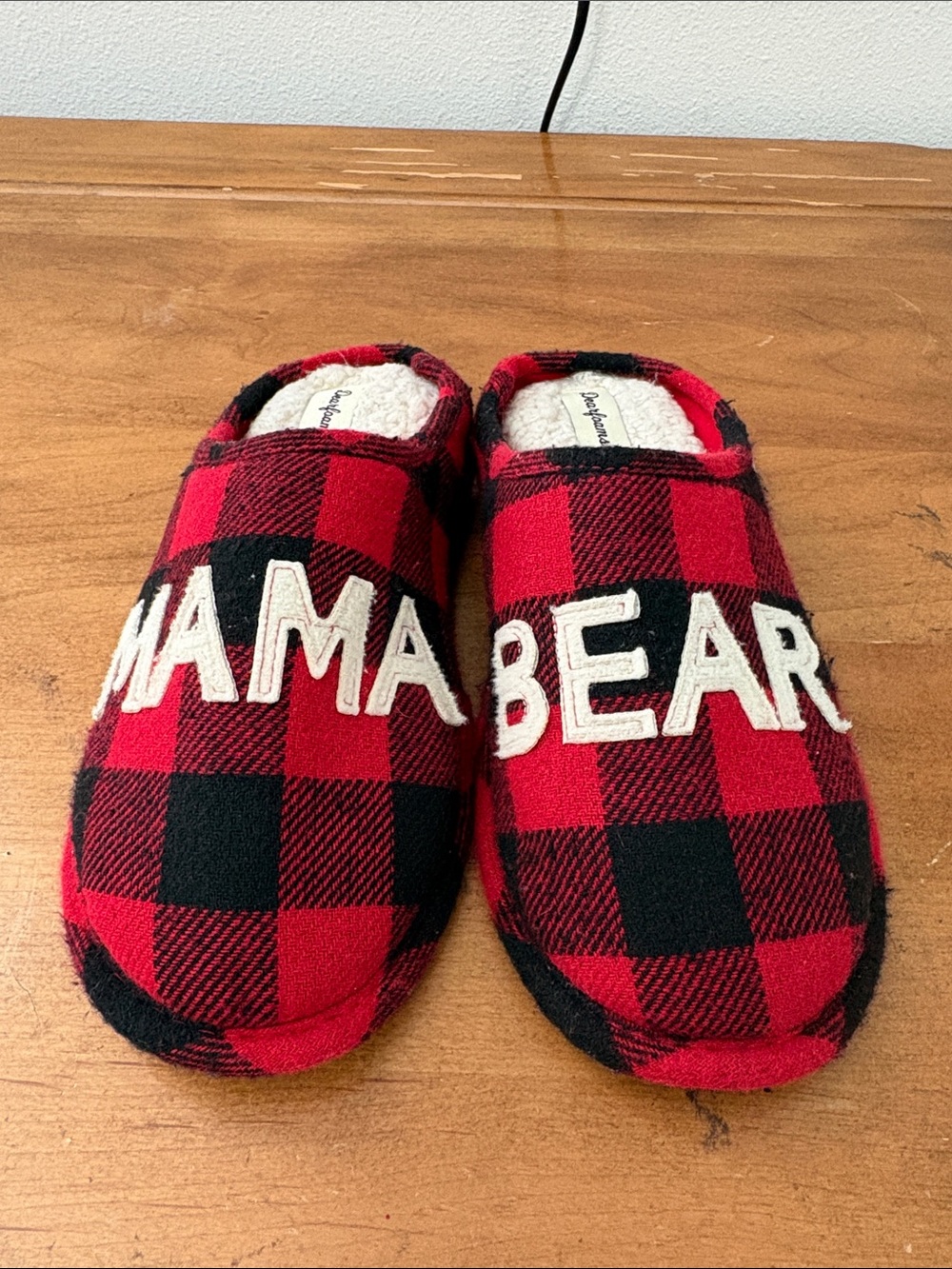 dearfoams Buffalo Plaid Slippers in Red and Black with 'MAMA BEAR' Size 7